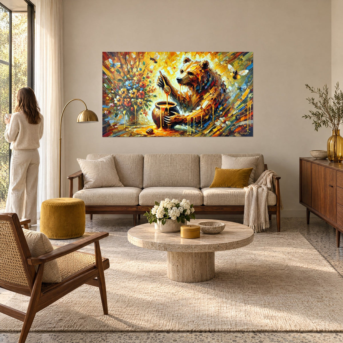 Tableau ours brun attablé devant un pot de miel, jaune ocre et bleu cobalt, bouquet de tournesols, au-dessus d'un canapé dans un salon lumineux