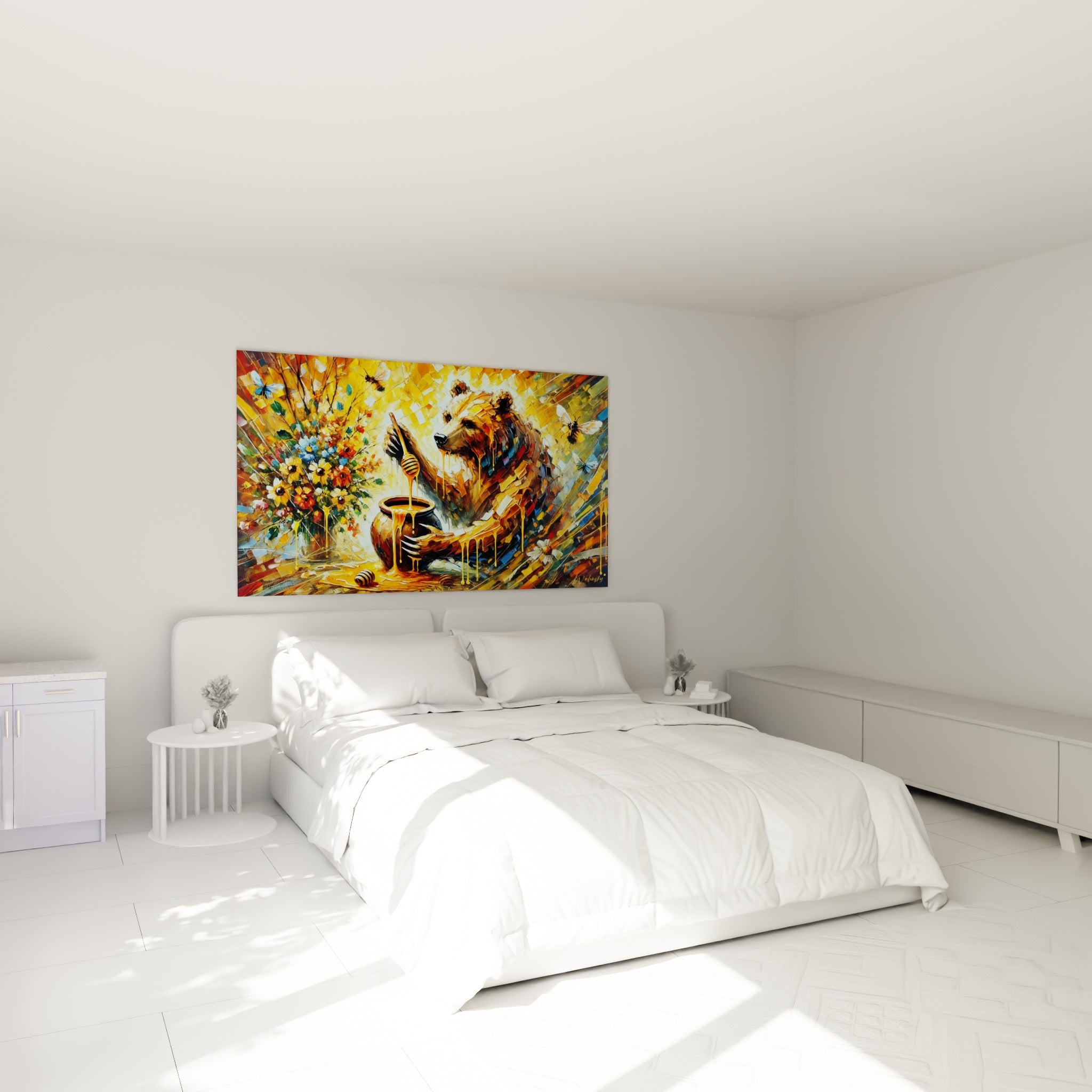 Ours brun aux teintes fauves et dorées trempant un bâtonnet de miel, au-dessus d'un lit dans une chambre claire