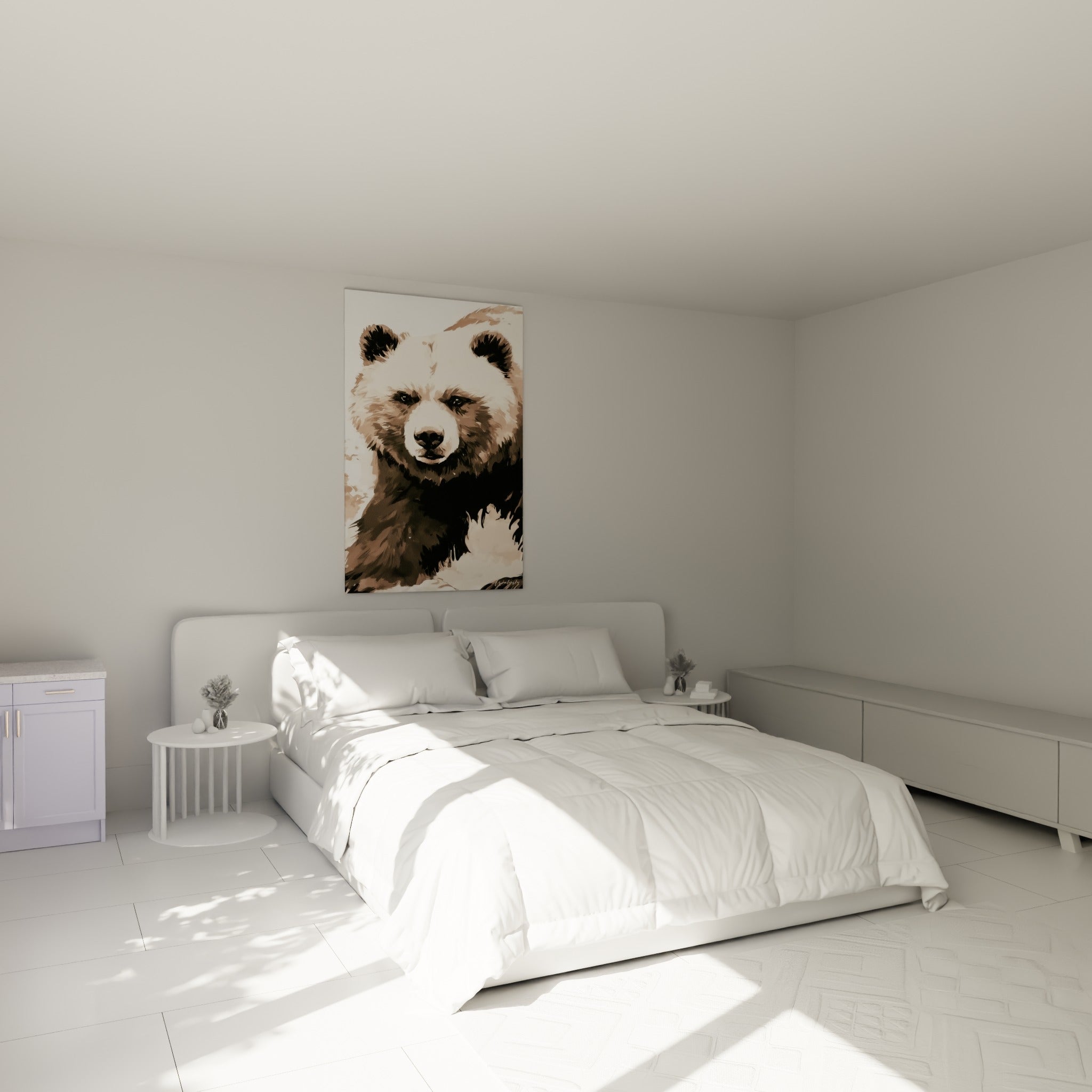 Ours brun beige et sépia au regard perçant, accroché au-dessus d'un lit dans une chambre claire