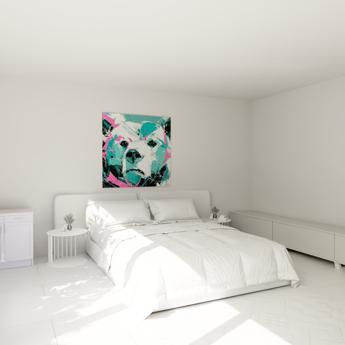 Museau d'ours brun aux touches turquoise et roses accroché au-dessus d'un lit dans une chambre claire