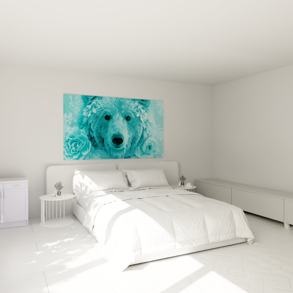Museau noir de l'Ours brun turquoise et roses glacées, accroché au-dessus d'un lit dans une chambre claire