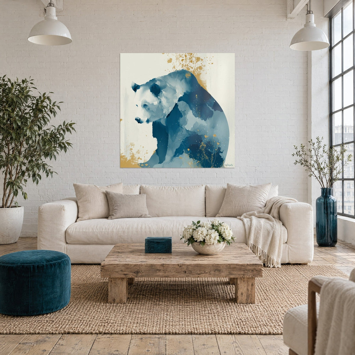 Quadro orso bruno seduto in acquerello blu petrolio e oro, schizzi dorati, sopra un divano in un soggiorno luminoso