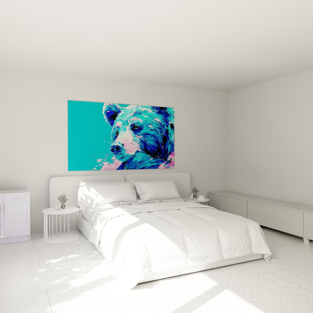 Portrait d'ours brun bleu et rose vif accroché au-dessus d'un lit dans une chambre claire