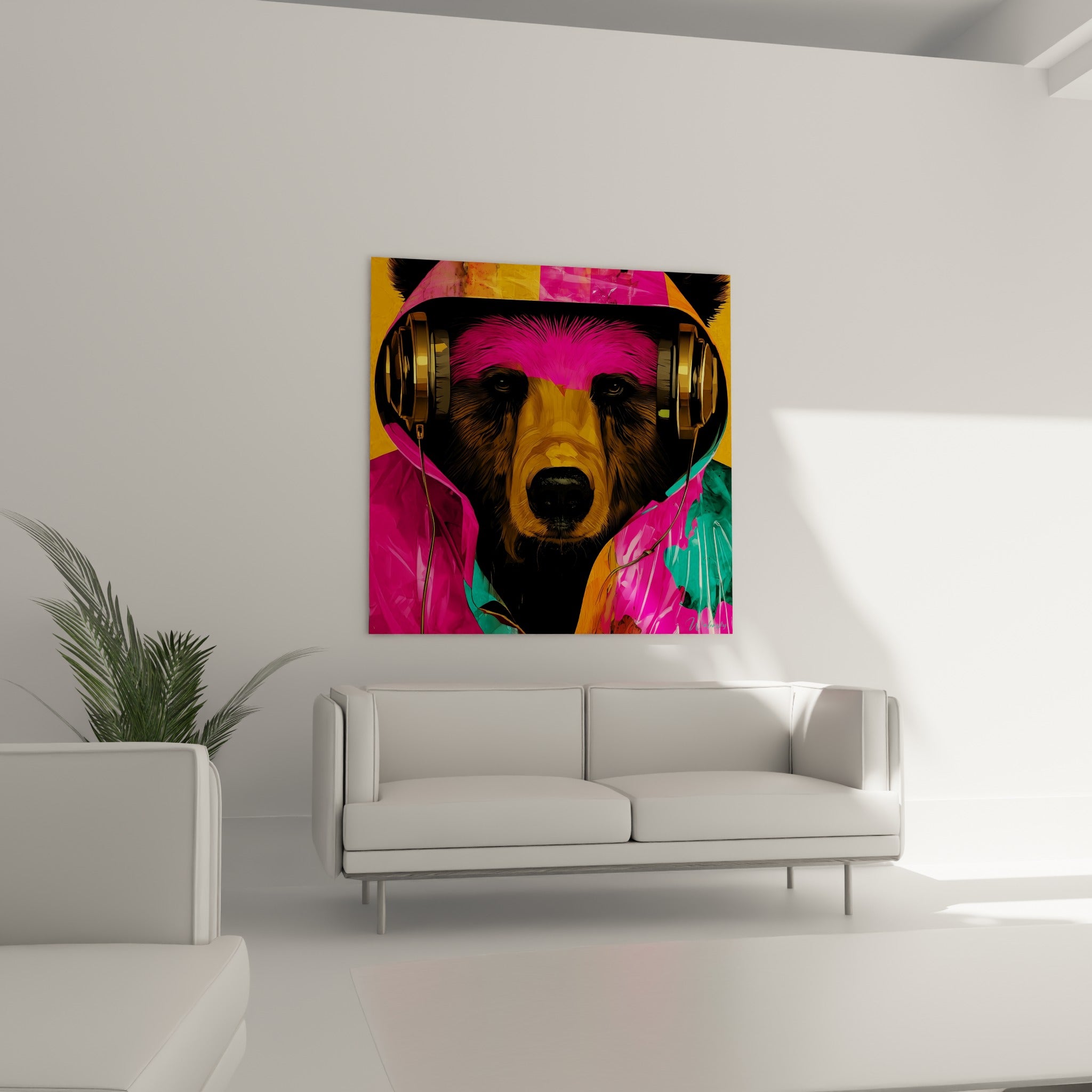 Casque doré et regard sombre de l'ours brun, blouson turquoise et fuchsia, au-dessus d'un canapé dans un salon lumineux