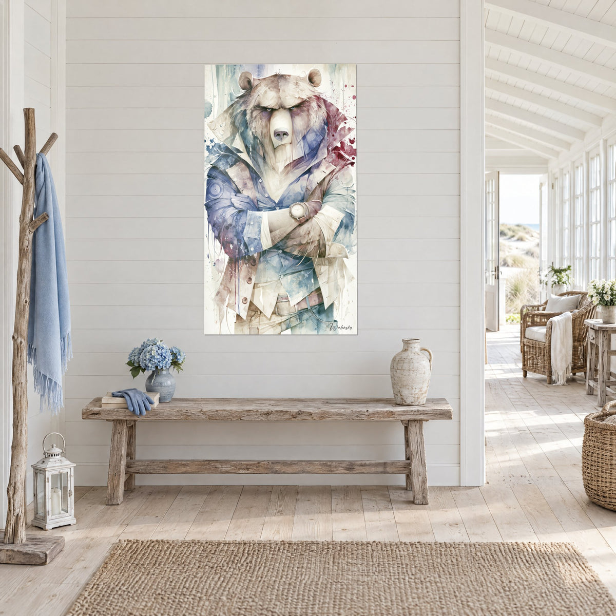 Gemälde Grizzlybär im aquarellierten Anzug, Armbanduhr am Handgelenk, rote und hellblaue Flecken, vor der weißen Wand eines Hauses am Meer