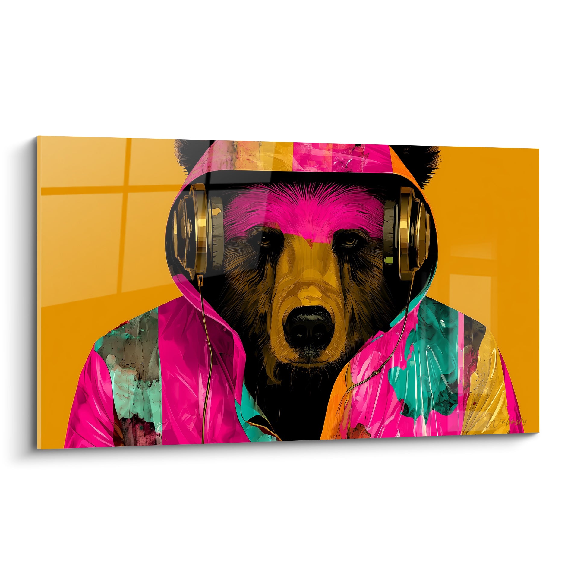 Ours brun au casque doré et capuche fuchsia turquoise sur fond ocre intense