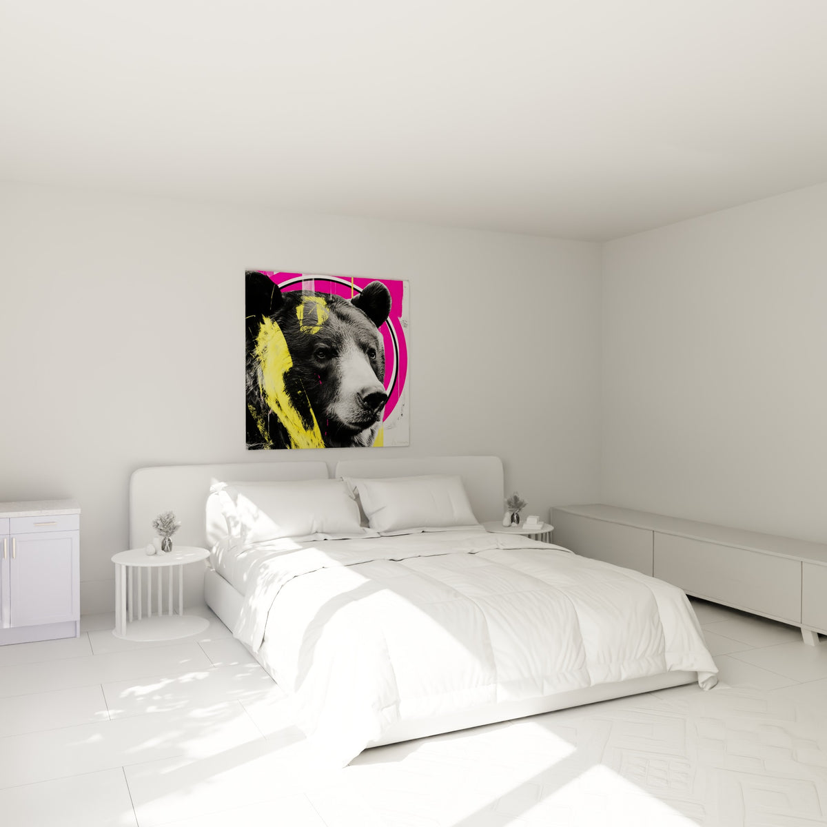 Portrait d'ours brun en noir et blanc rehaussé de rose fuchsia, accroché au-dessus d'un lit dans une chambre claire