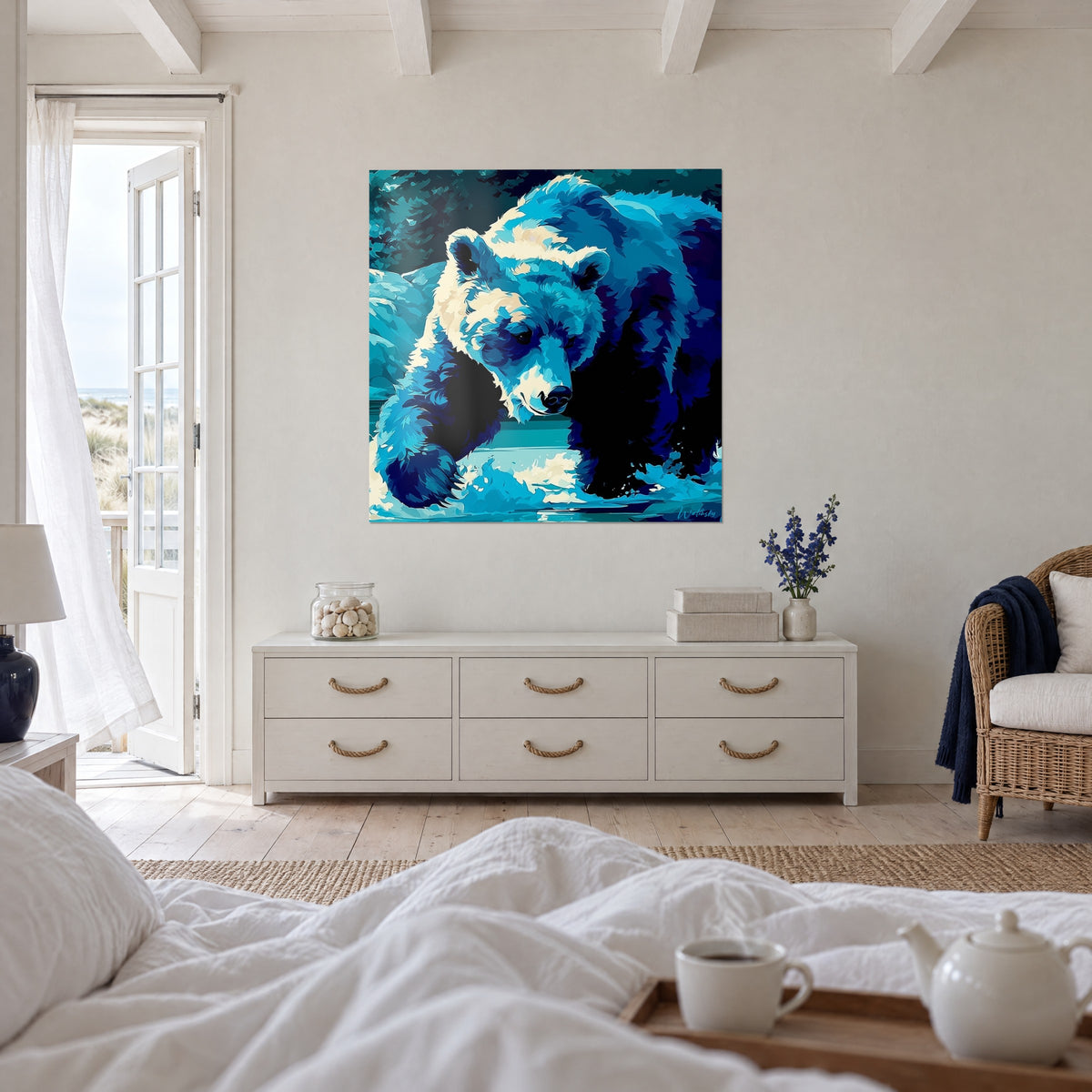 Tableau ours brun stylisé en bleu marine et turquoise, regard concentré sur l'eau, au-dessus d'un lit dans une chambre claire