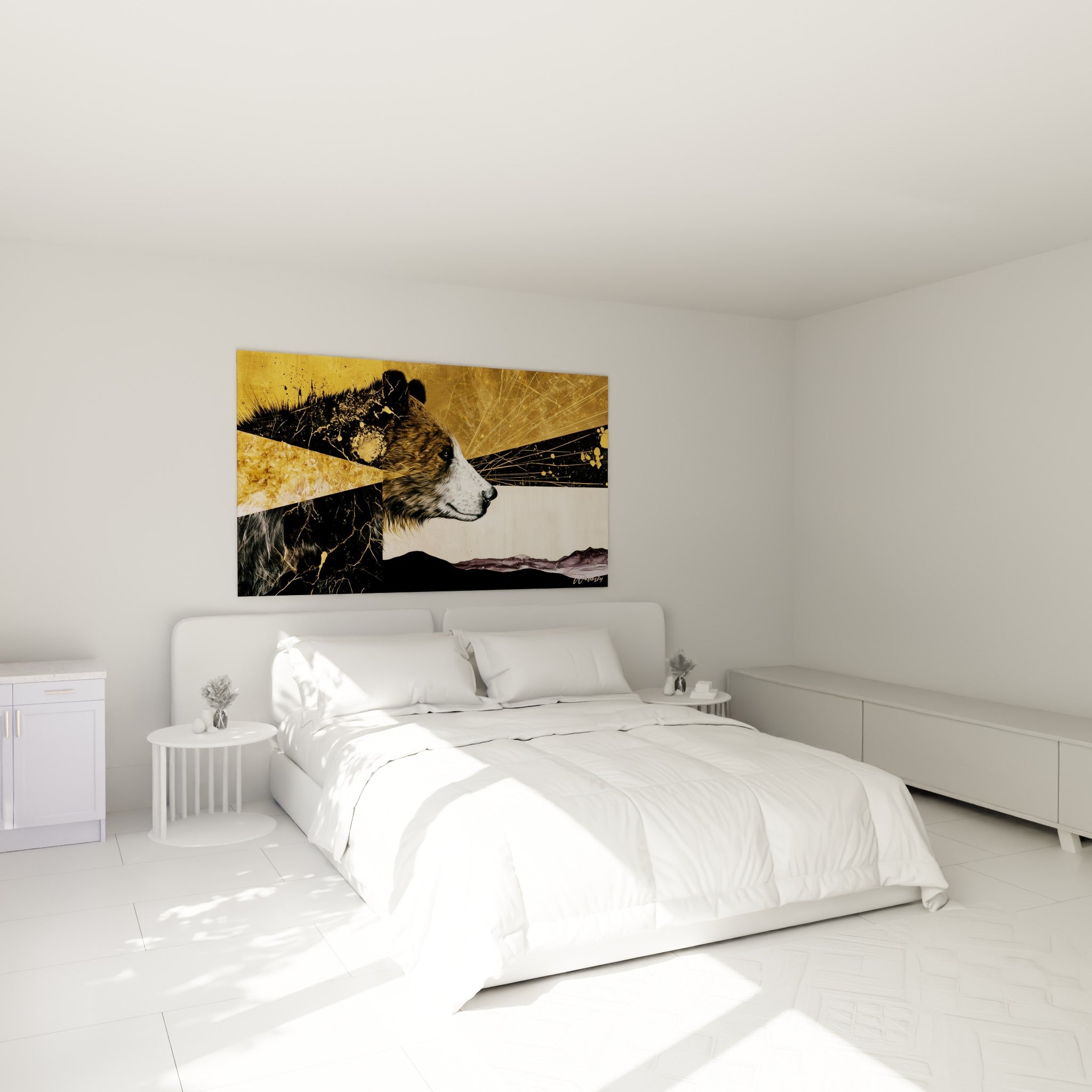 Ours brun au regard doux, tons dorés et anthracite, accroché au-dessus d'un lit dans une chambre claire