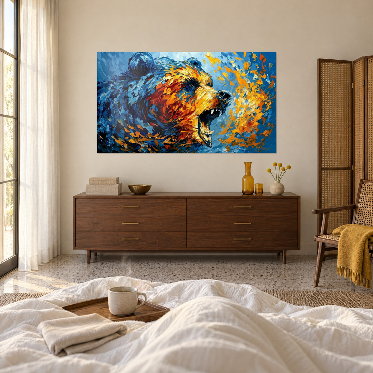 Tableau bête sauvage en furie aux touches orange vif et bleu marine, crocs blancs visibles, au-dessus d'un lit dans une chambre claire