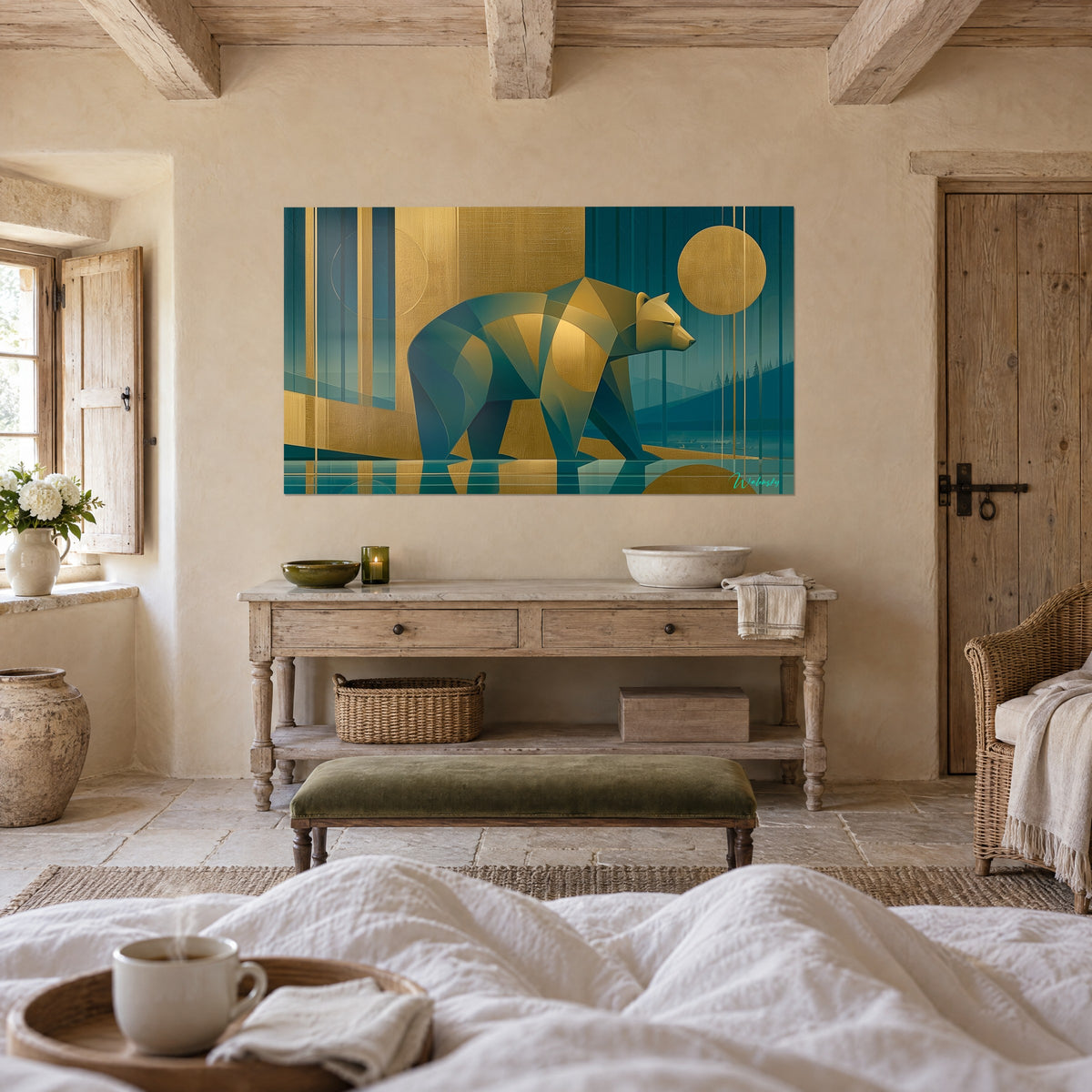 Tableau grand ours en facettes bleu pétrole et or, reflets sur l'eau, au-dessus d'un lit dans une chambre claire