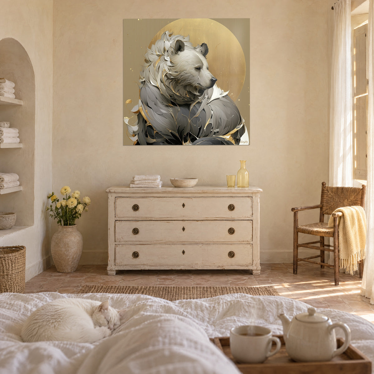 Tableau portrait d'ours aux épaules anthracite et volutes ivoire, auréole d'or, au-dessus d'un lit dans une chambre claire