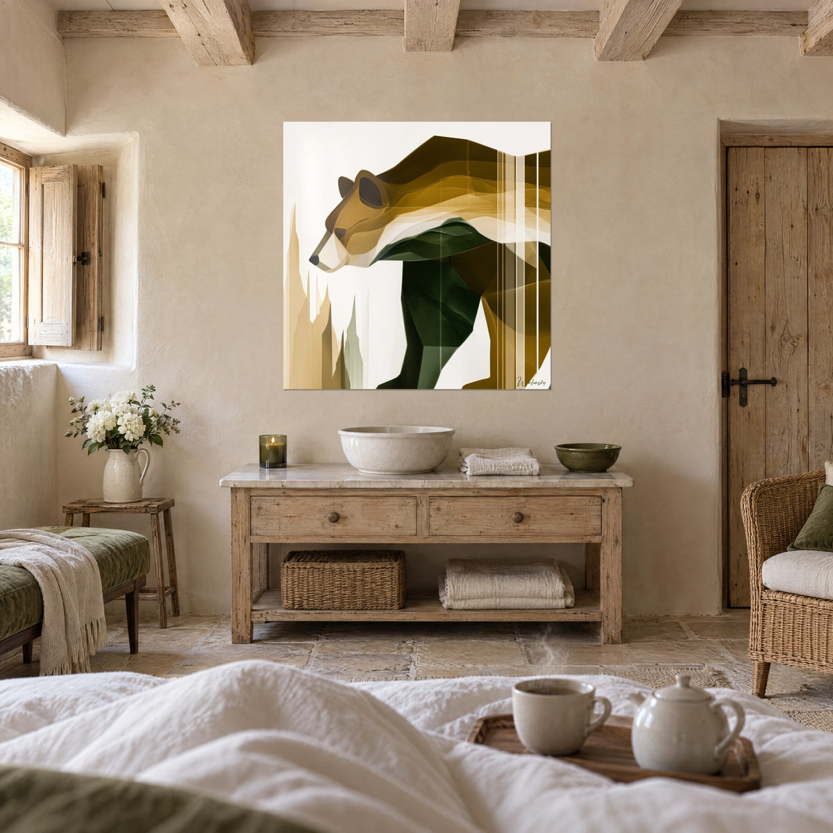 Schilderij beersilhouet in mosterd- en diepgroene tinten, lichte verticale strepen, boven een bed in een lichte slaapkamer