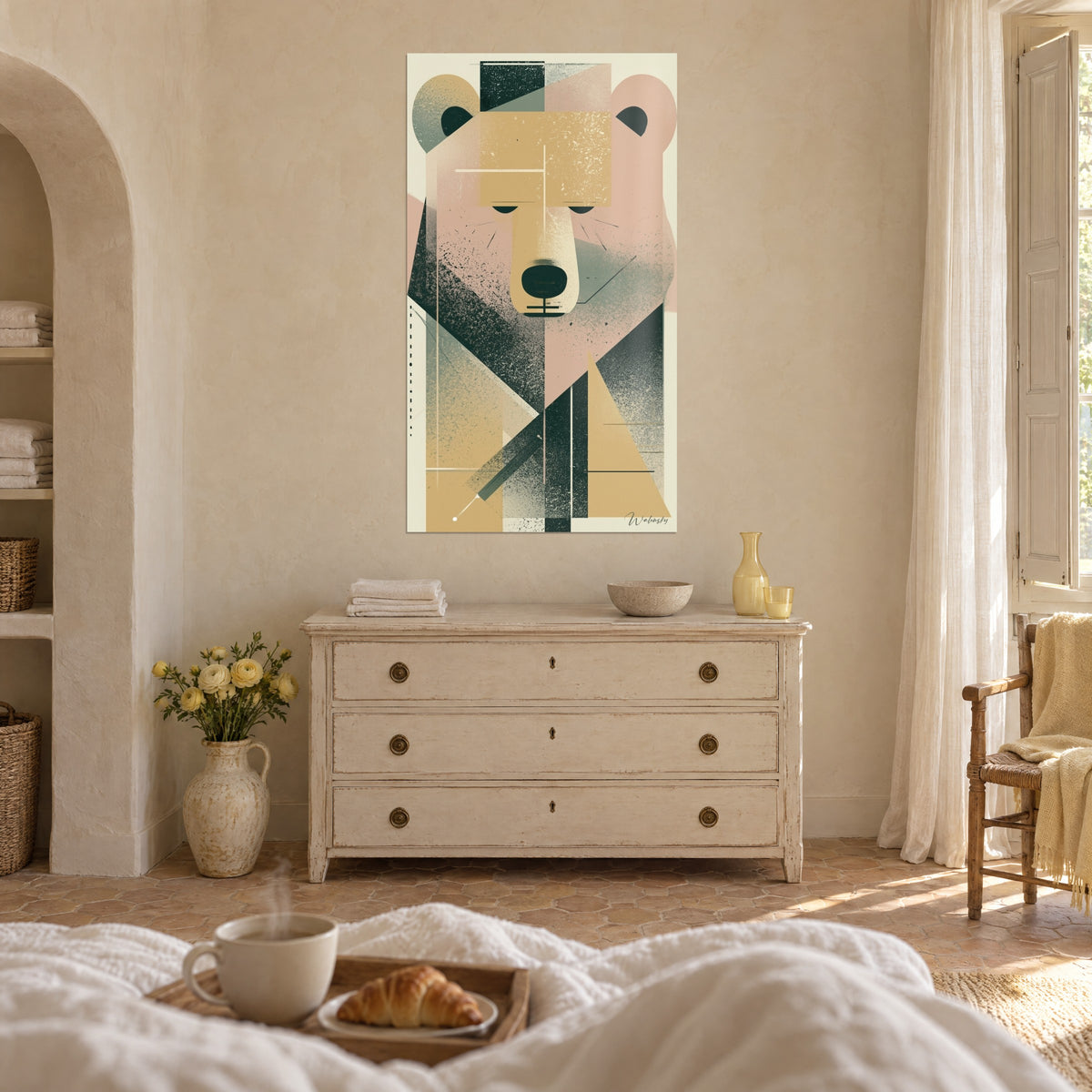 Tableau tête d'ours endormi en aplats rose poudré et ocre, grain vert sombre, au-dessus d'un lit dans une chambre claire