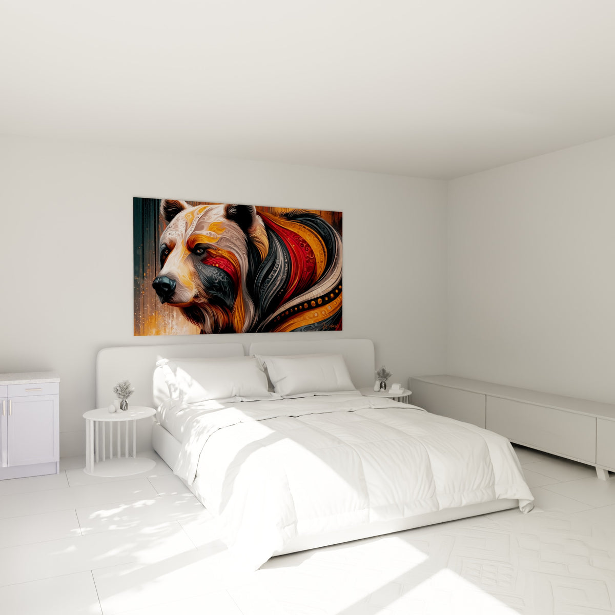 Ours brun aux motifs rouge et ocre, museau clair, au-dessus d'un lit dans une chambre claire