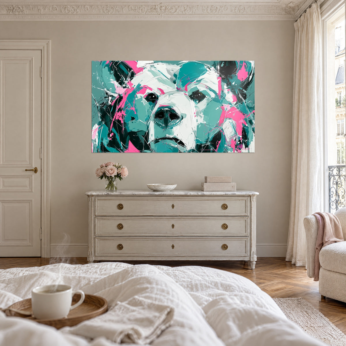 Tableau portrait d'ours aux aplats turquoise et blancs, éclats roses, au-dessus d'un lit dans une chambre claire