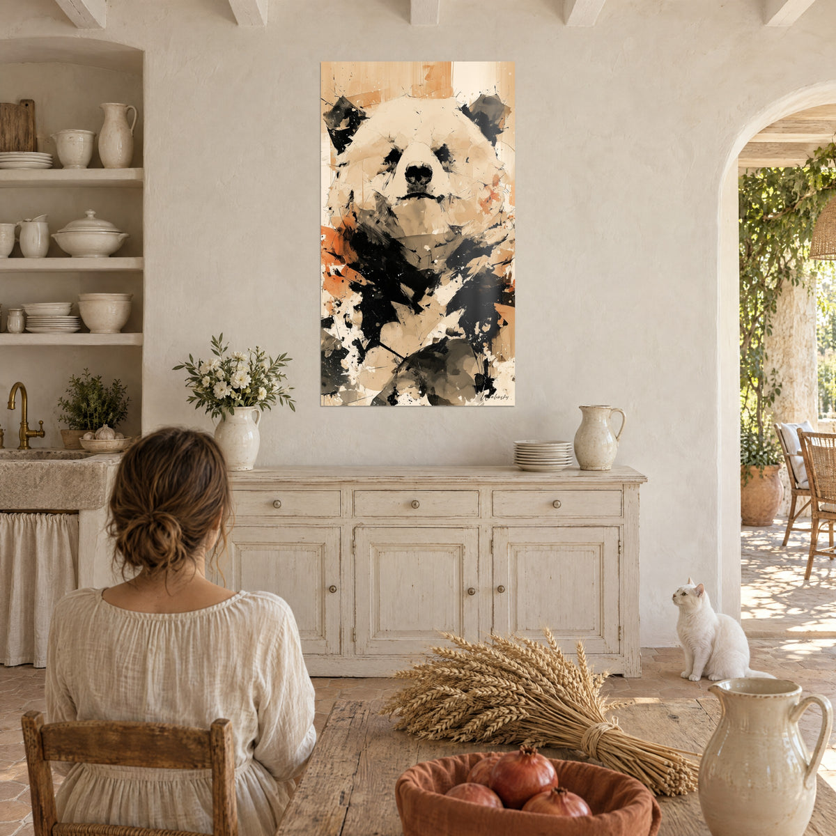 Tableau portrait d'ours aux éclats noirs et orange, jeune femme de dos près d'un chat blanc, cuisine de mas provençal
