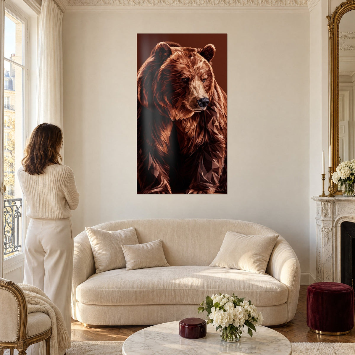 Tableau ours brun au pelage cuivré et chocolat, museau anguleux sur fond bordeaux, femme de dos, au-dessus d'un canapé dans un salon lumineux