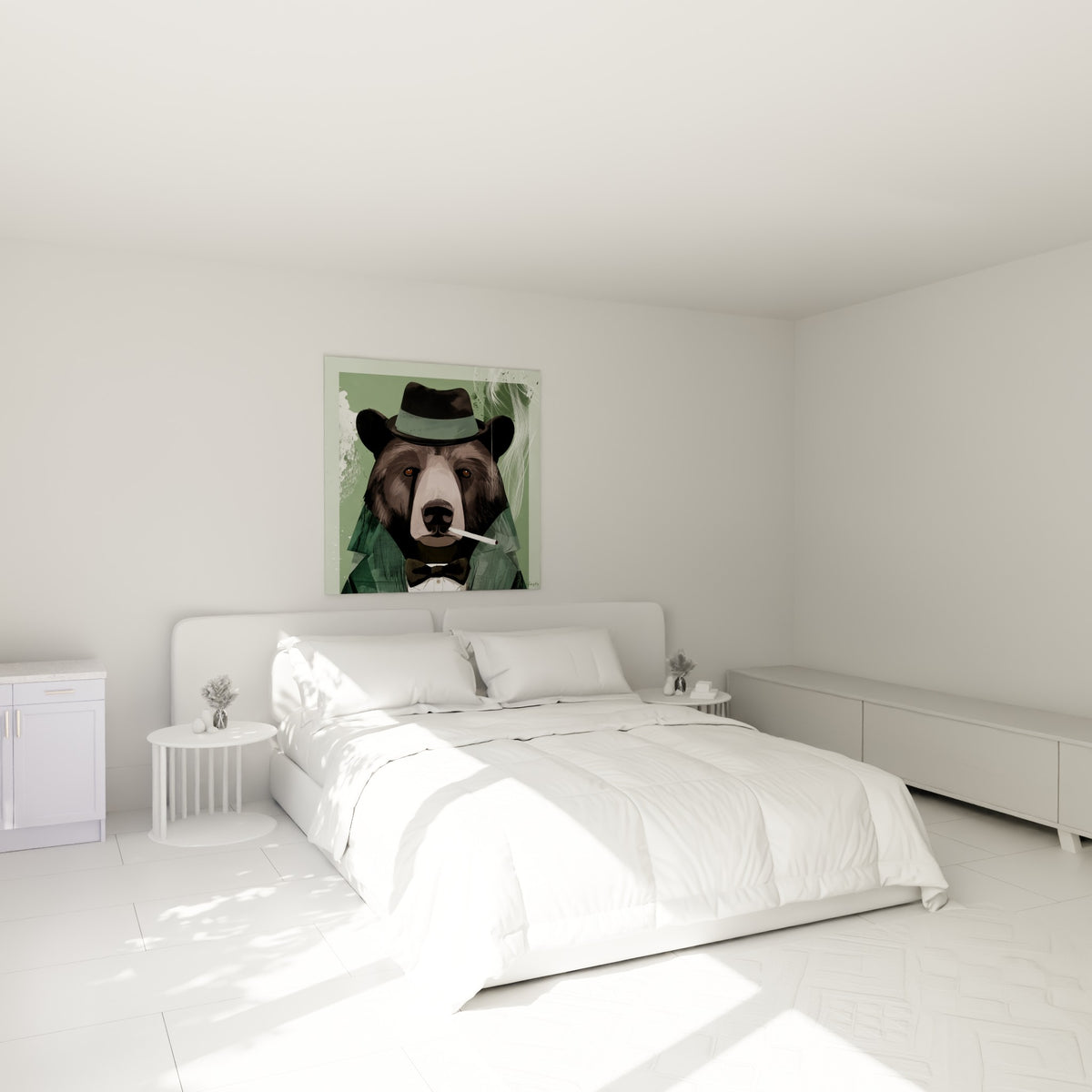 Ours brun costumé en vert anthracite fumant, accroché au-dessus d'un lit dans une chambre claire