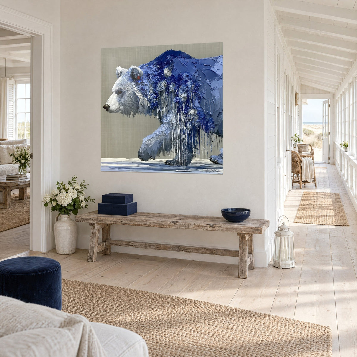 Cuadro oso de pelaje en pintura espesa, azul cobalto y blanco, pata adelantada, en un pasillo de casa junto al mar