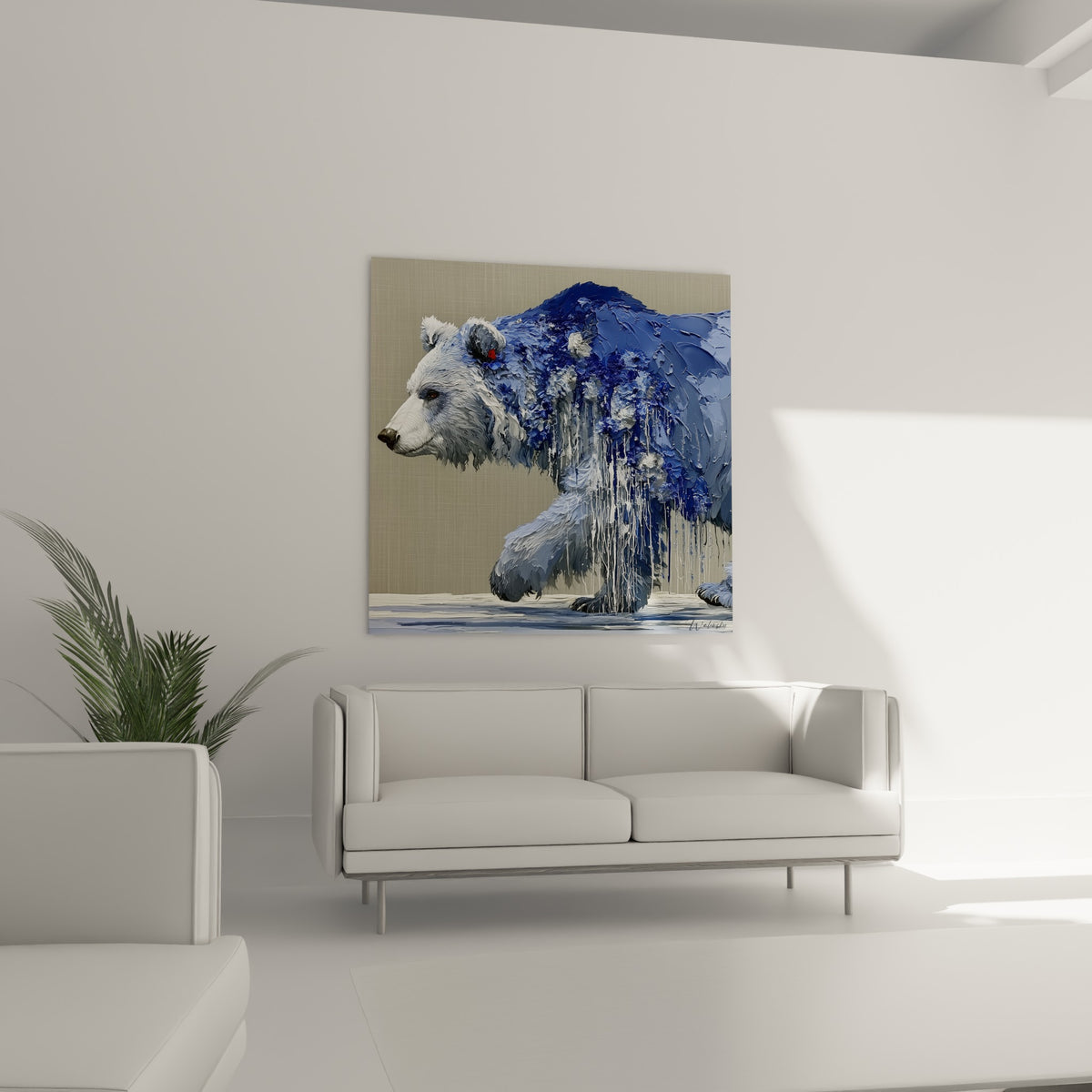 Ours brun bleu marine aux coulures blanches, suspendu au-dessus d'un canapé dans un salon lumineux