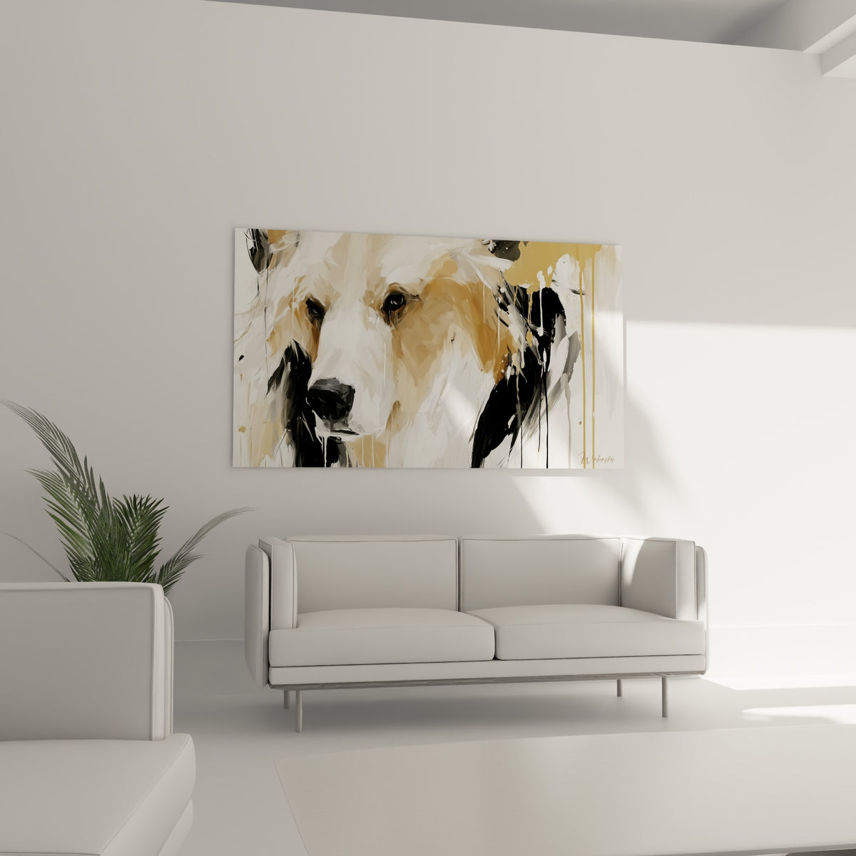 Portrait de l'ours brun aux coulures ocre et noires suspendu au-dessus d'un canapé dans un salon lumineux