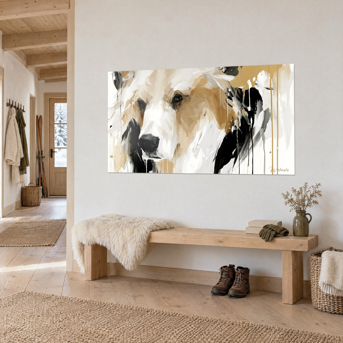 Quadro ritratto di un grande orso dagli occhi scuri, pelo bianco e fulvo, colature nere, su una parete di chalet accanto a una panca
