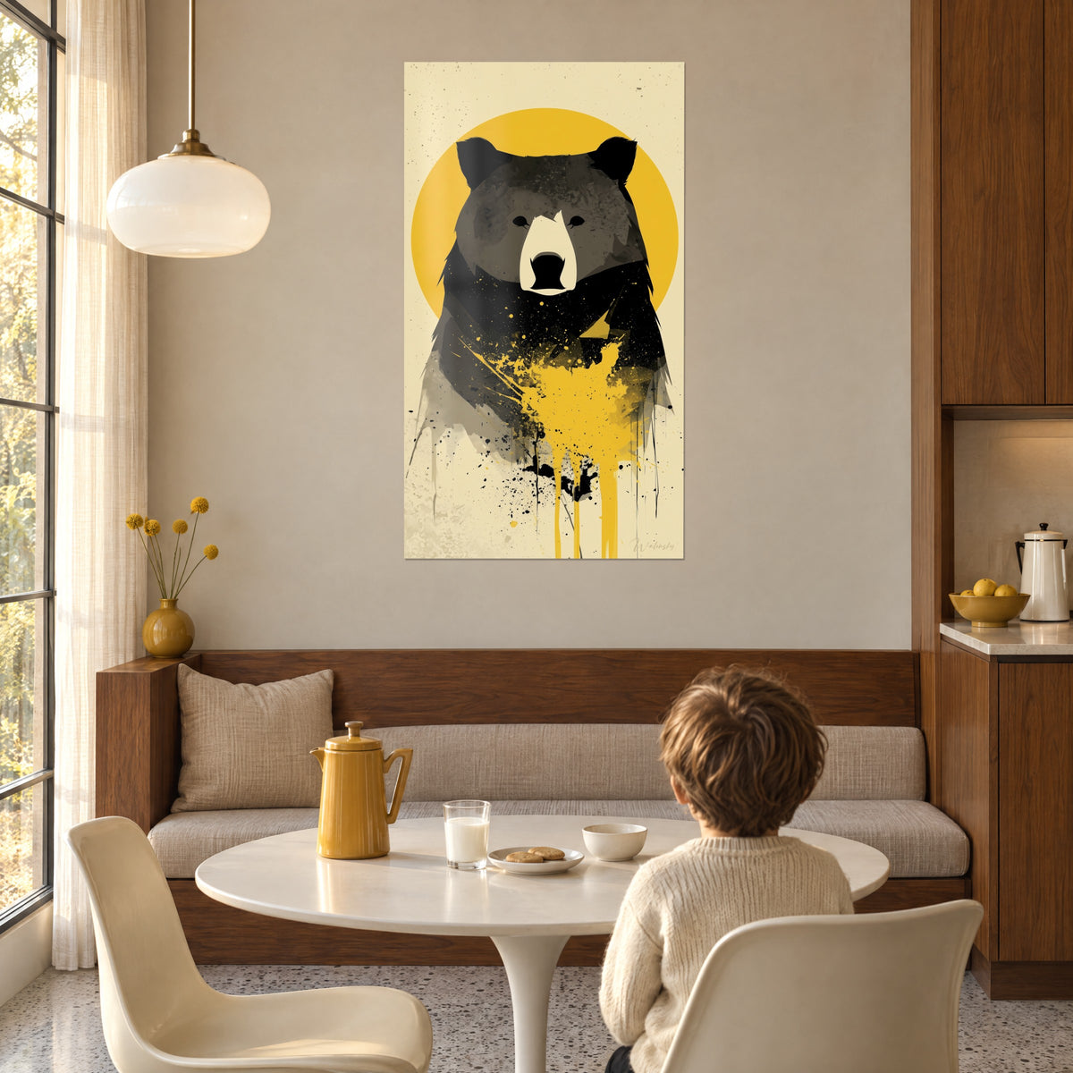 Quadro bestia scura con disco giallo ocra e colature verticali, su fondo crema, bambino di spalle al tavolo, divano in legno e lampada a sospensione