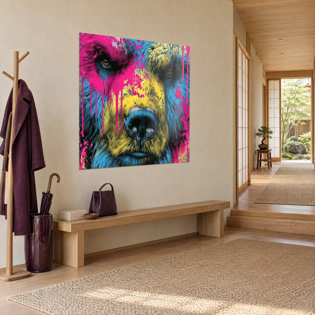Schilderij portret van een grizzlybeer met amberkleurige ogen, magenta en citroengele spatten, opgehangen in een japandi hal van licht hout