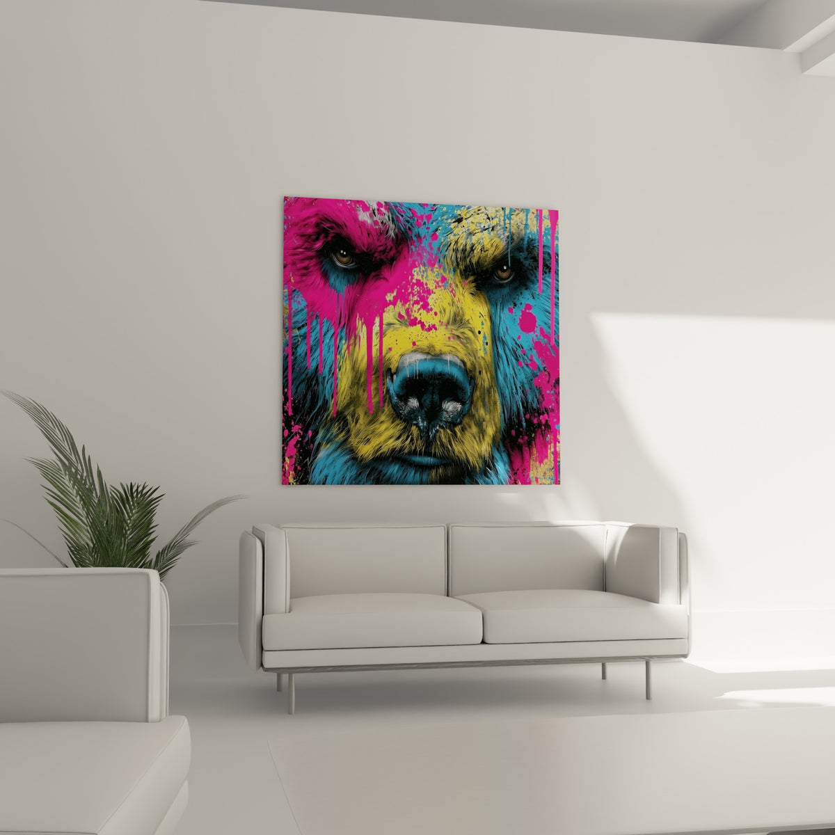 Ours brun jaune et fuchsia aux coulures verticales, suspendu au-dessus d'un canapé dans un salon lumineux