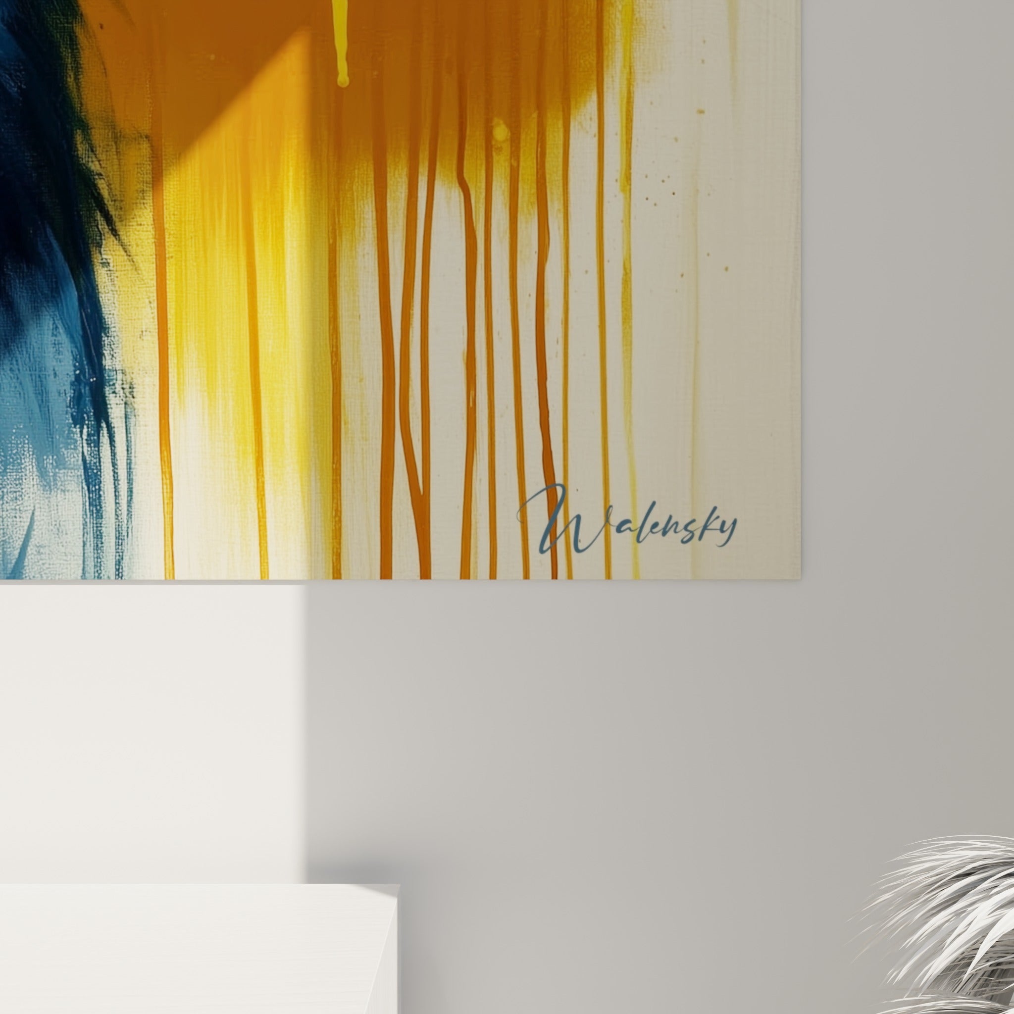 Empâtements bleu marine et coulures jaune moutarde se mêlant sur la toile texturée de l'ours brun