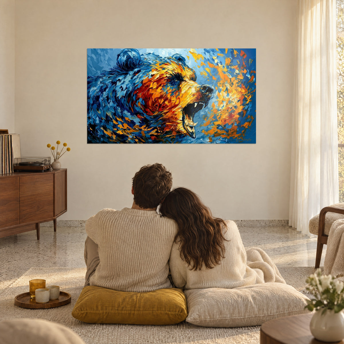 Tableau tête d'ours féroce, nez noir et crocs ivoire, bleu ciel contre orange doré en éclats, face à un couple assis au sol