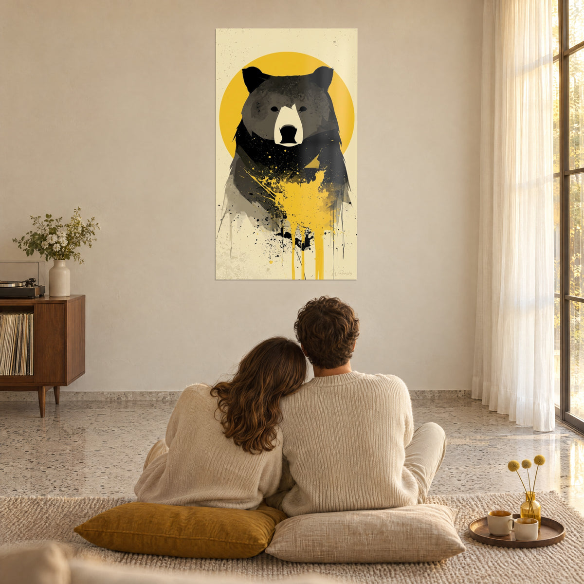 Quadro felino dal volto avorio cerchiato da un alone giallo, schizzi neri e dorati, coppia di spalle seduta su cuscini senape, grande vetrata