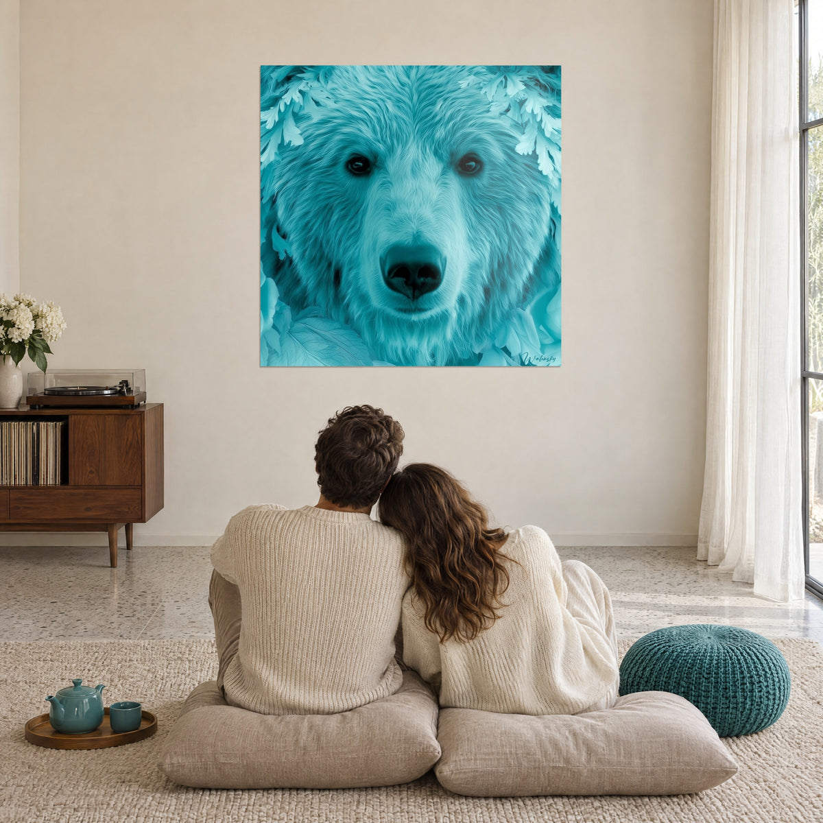 Tableau ours brun revisité en bleu piscine, feuillages blanc glacé, mur clair d'un séjour, deux personnes de dos sur coussins