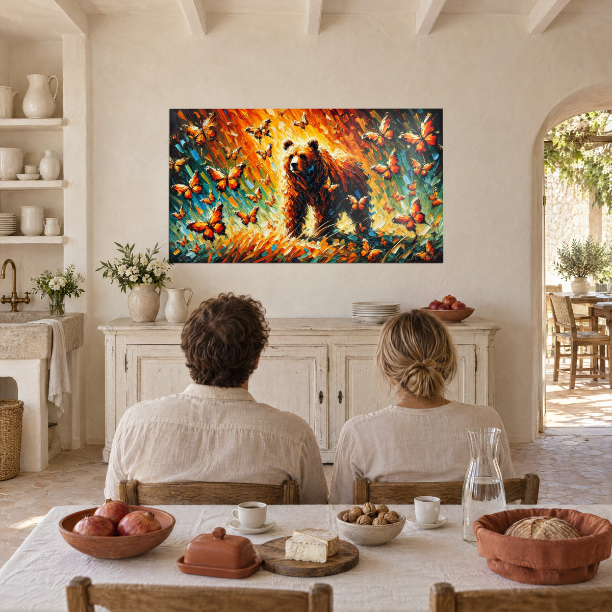 Tableau ursidé doré dans une pluie de papillons ambre et vert profond, couple de dos devant le mur, cuisine ouverte du mas