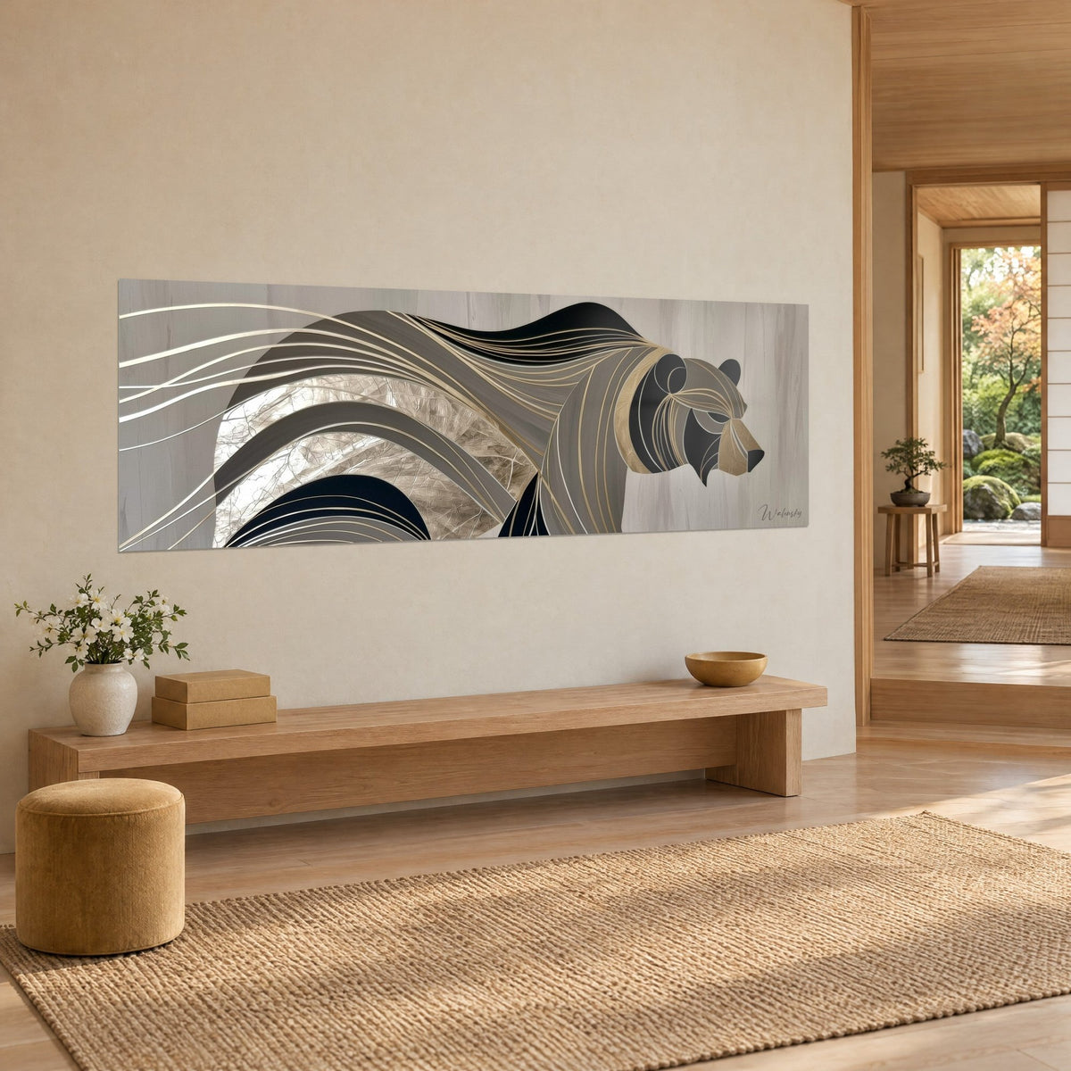 Gemälde eines geometrischen Grizzlys mit silbernen Wellen und goldenen Linien, schwarze Schnauze, beige Wand und helle Holzbank