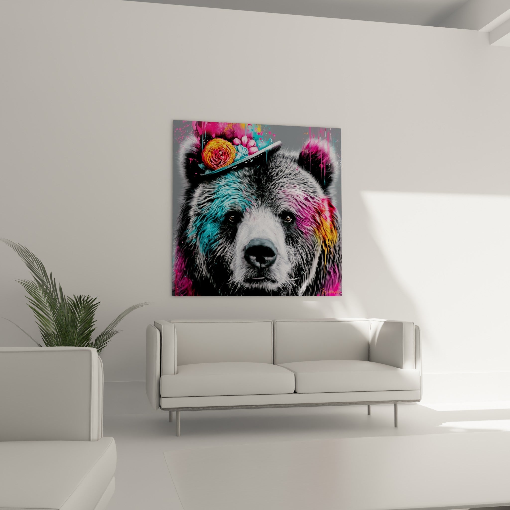 Regard perçant de l'ours brun coiffé d'une couronne florale rose et turquoise, au-dessus d'un canapé dans un salon lumineux