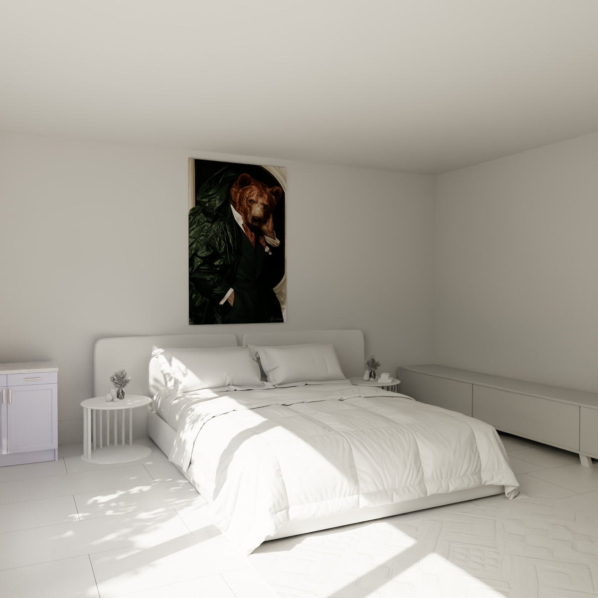 Ours brun costumé vert bouteille et brun fauve, accroché au-dessus d'un lit dans une chambre claire