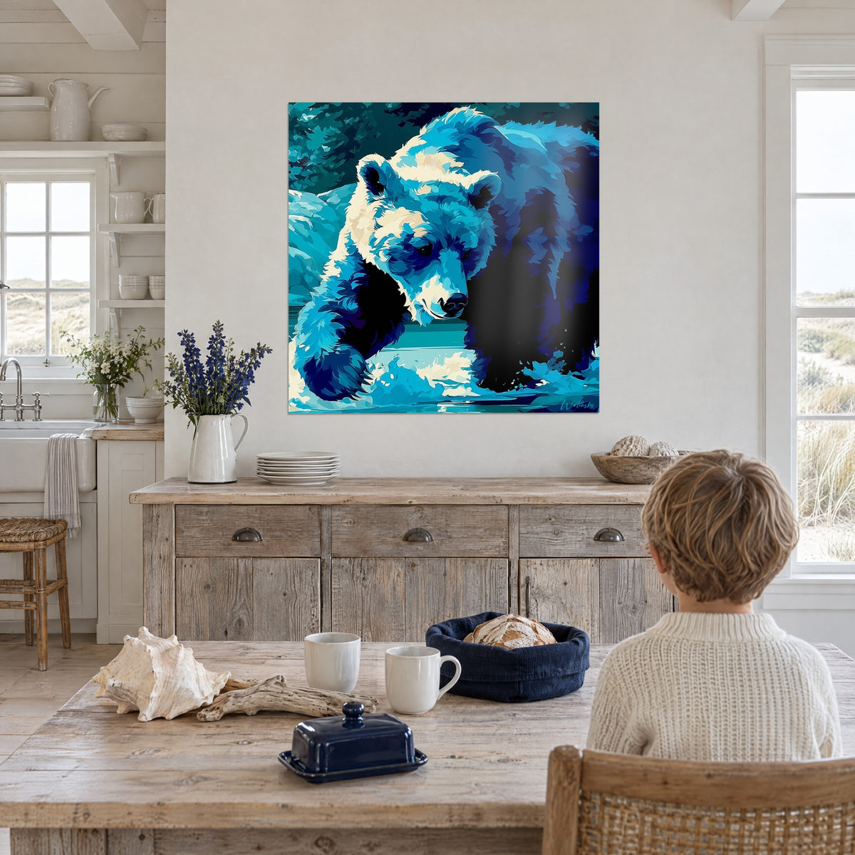 Tableau fauve pêcheur aux aplats bleu cobalt et crème, eau éclaboussée, face à un enfant dans une cuisine de bord de mer