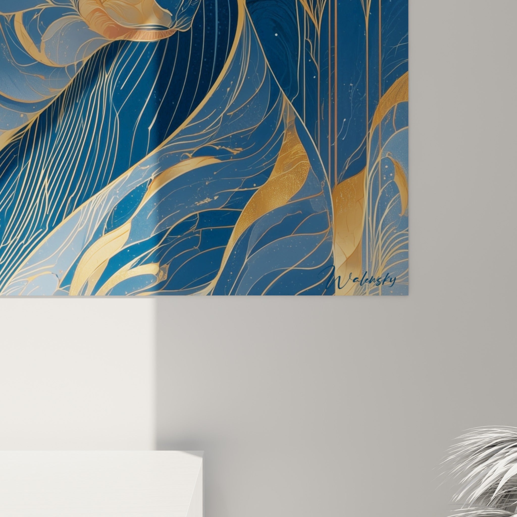 Détail des empâtements dorés et du grain bleu marine sur ce tableau ours brun accroché au mur