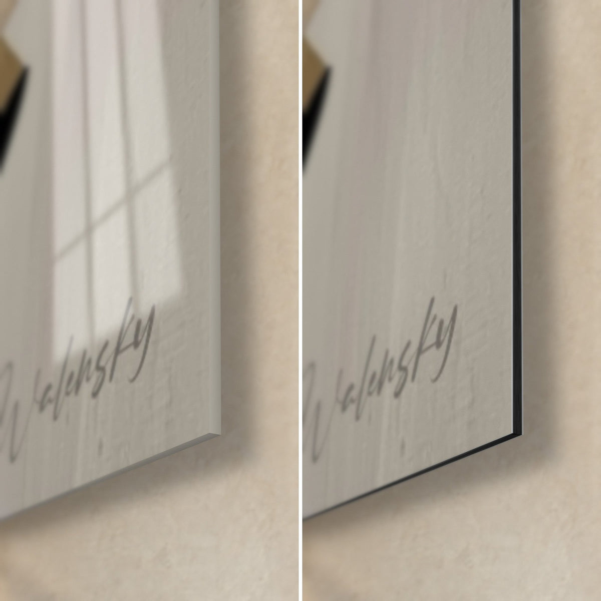 Gemälde eines stilisierten Bären in grauen und goldenen Flächen, untere rechte Ecke: glänzendes Acrylglas links, mattschwarzes Dibond rechts