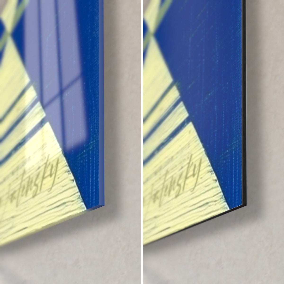 Gemälde geometrischer Bär, untere rechte Ecke: königsblaue und blassgelbe Dreiecke, glänzendes Glas links, mattes Dibond rechts, schwarze Kante