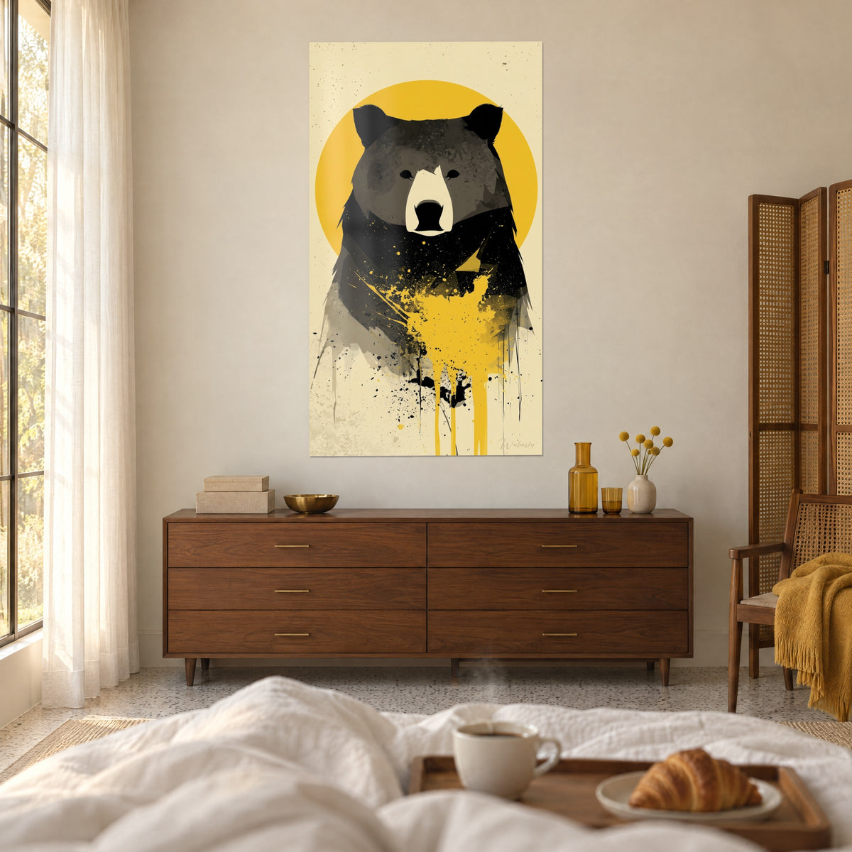 Quadro plantigrado in campiture grigio antracite, sole giallo zafferano e colature, di fronte a un letto con lenzuola bianche, sopra il letto in una camera luminosa