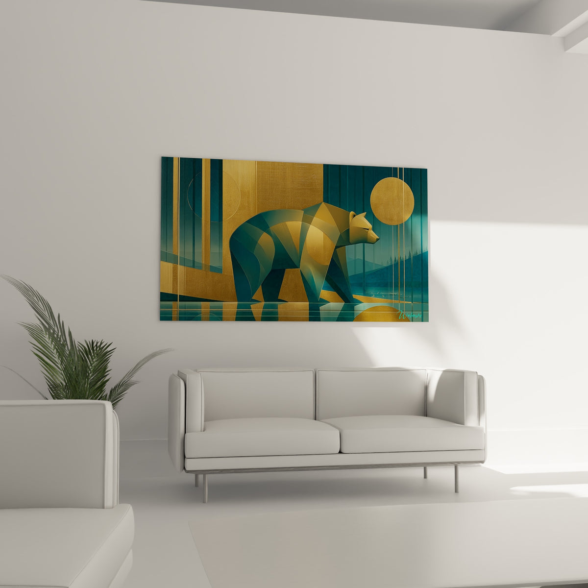 Ours brun artdéco aux teintes dorées et anthracite, suspendu au-dessus d'un canapé dans un salon lumineux