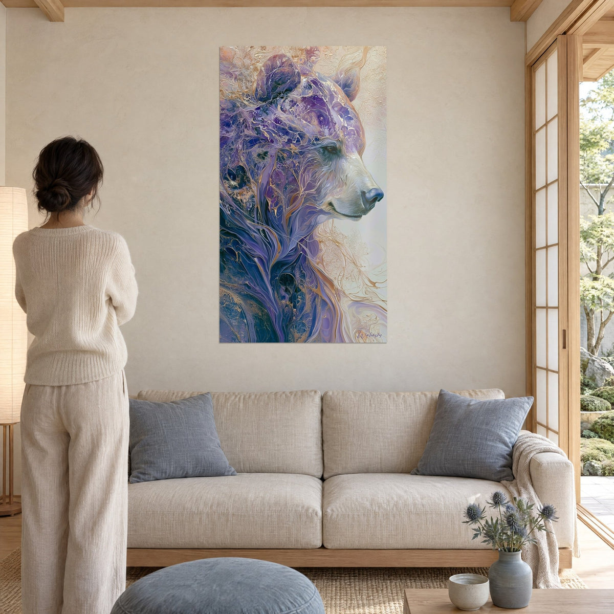 Schilderij paarse beer met gouden krullen, ivoorkleurige snuit en lavendelkleurige iris, boven een bank in een lichte woonkamer