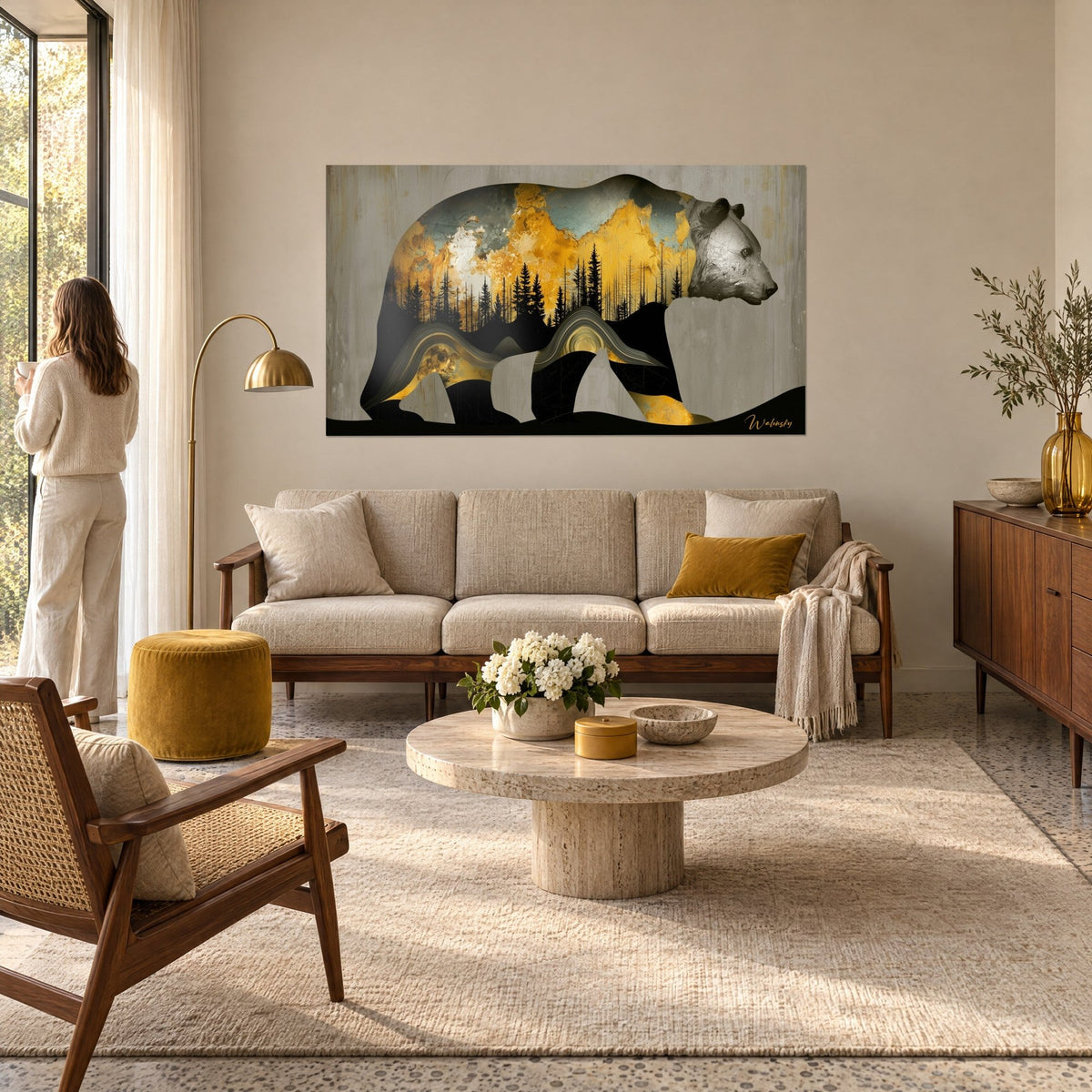 Tableau ours brun de profil, silhouette noire emplie d'une forêt d'épicéas sur ciel moutarde et gris-bleu, au-dessus d'un canapé dans un salon lumineux
