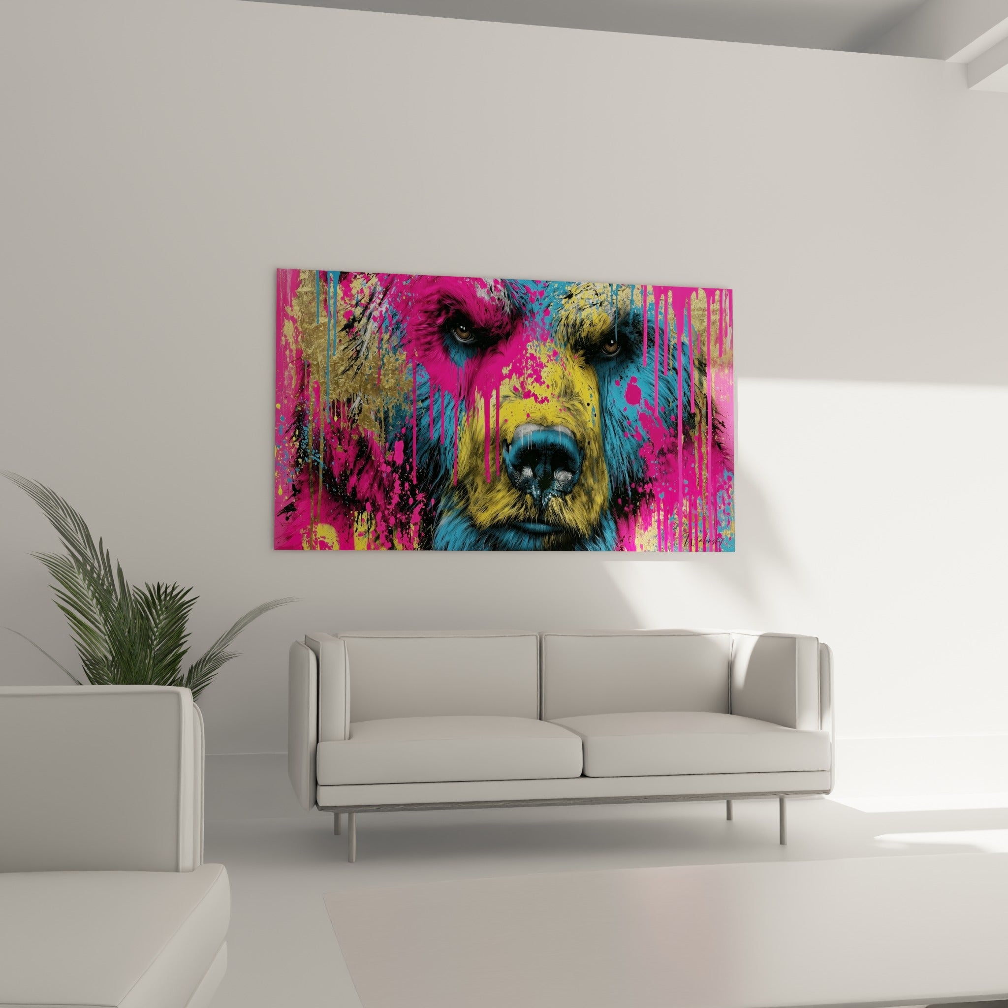 Portrait d'ours brun aux teintes jaune et bleu vif, suspendu au-dessus d'un canapé dans un salon lumineux