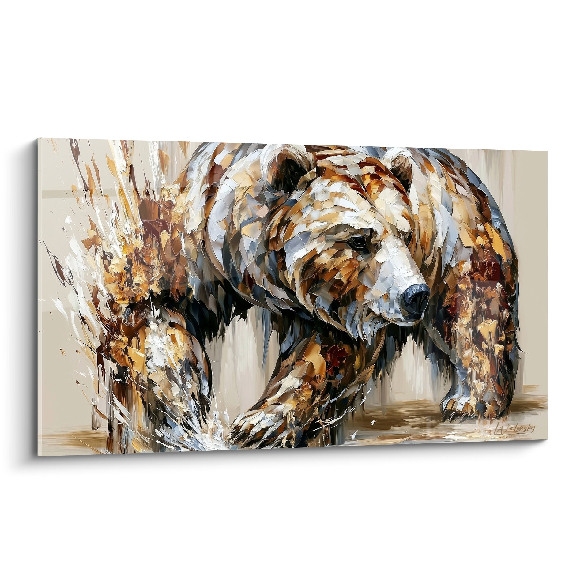 Ours brun doré et anthracite avançant, pelage fragmenté, éclaboussures blanches sous les pattes