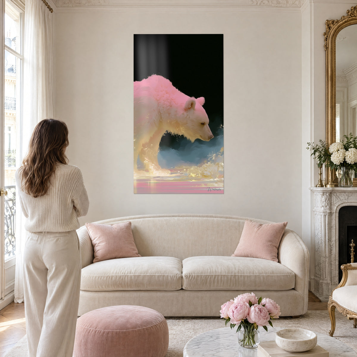 Schilderij lichtroze en crèmekleurige ijsbeer die op zwarte achtergrond loopt, gouden spetters, boven een bank in een lichte woonkamer