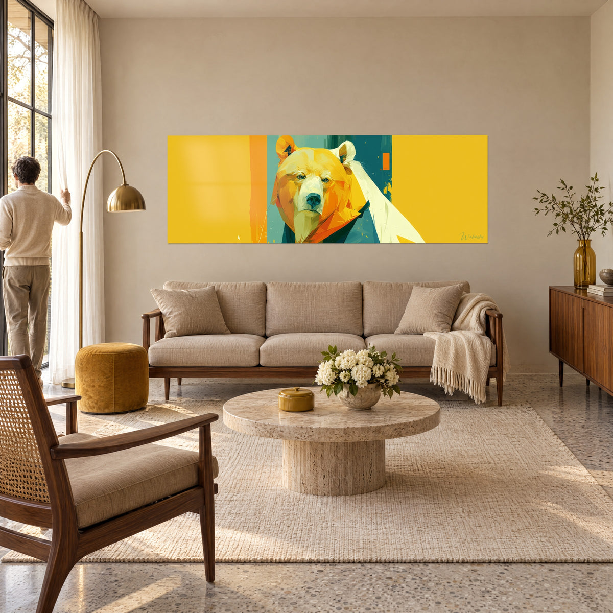 Cuadro oso pardo de pelaje mostaza y petróleo, mirada seria sobre fondo amarillo vivo, colgado encima de un sofá en un salón luminoso